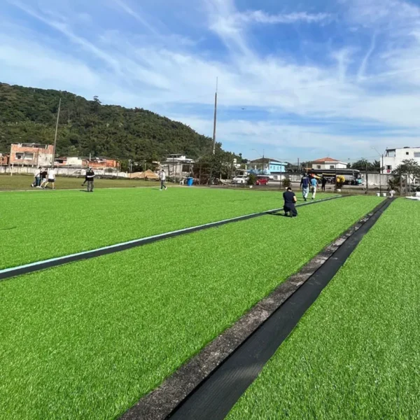 Grama sintética esporitva verde